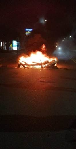 Vecinos de Llanos de Santa Lucía en Paraíso de Cartago cerraron calle en protesta por falta de agua