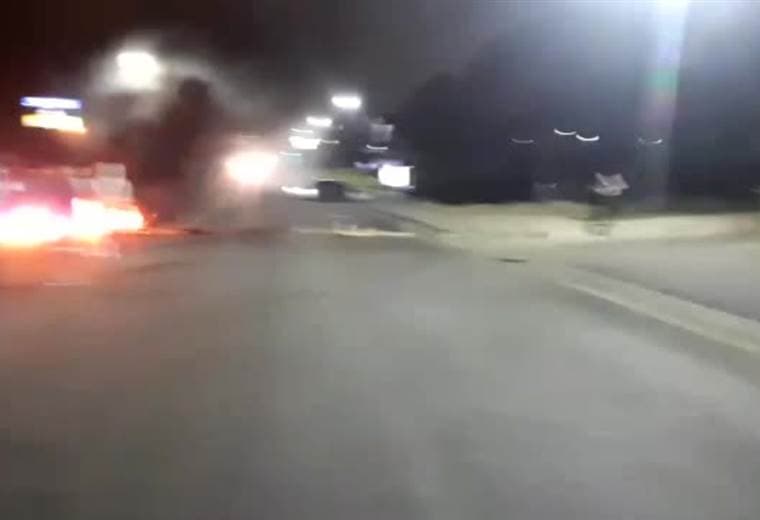 mae le pone Vecinos de Llanos de Santa Lucía en Paraíso de Cartago cerraron calle en protesta por falta de agua