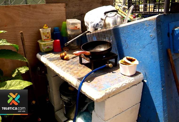 Personas que no tienen donde vivir convierten los baños de la Sabana en una casa