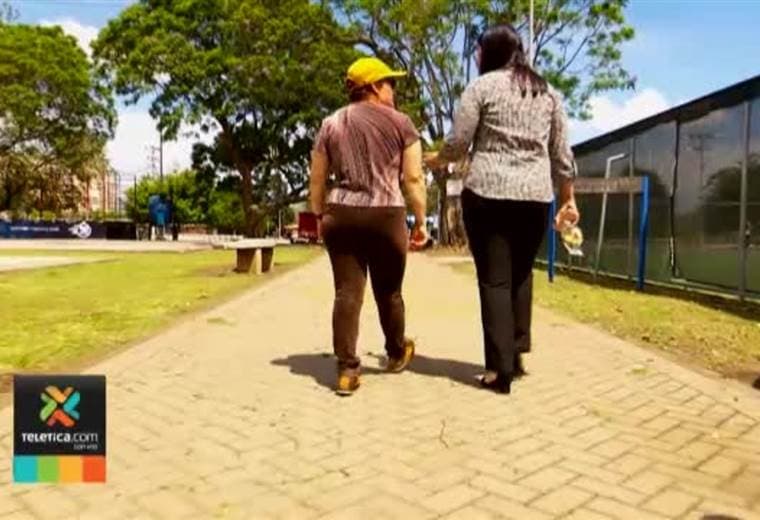 Personas que no tienen donde vivir convierten los baños de la Sabana en una casa