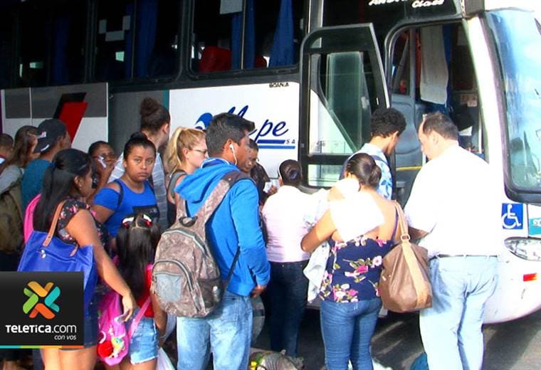 50 personas tuvieron que dormir dos noches en la parada de los buses que viajan al Caribe
