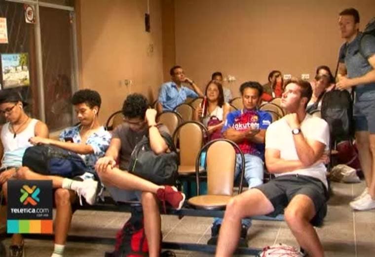 50 personas tuvieron que dormir dos noches en la parada de los buses que viajan al Caribe