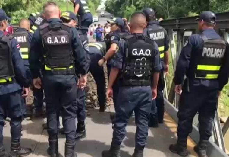 Desbloqueo de la vía en puente de río Arenal