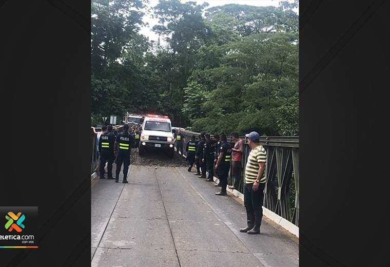 Desbloqueo de la vía en puente de río Arenal