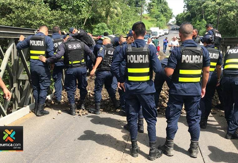 Desbloqueo de la vía en puente de río Arenal
