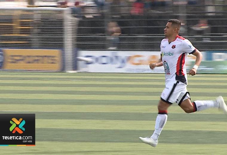 Róger Rojas se mantendrá en Alajuelense
