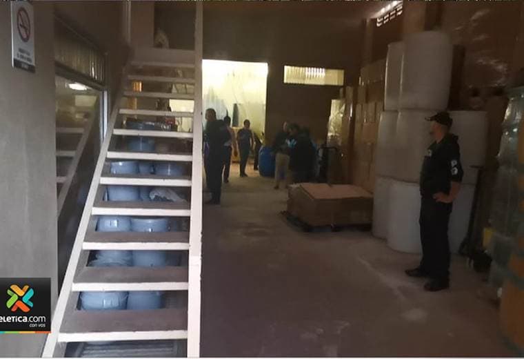 Autoridades allanan fabrica de licores