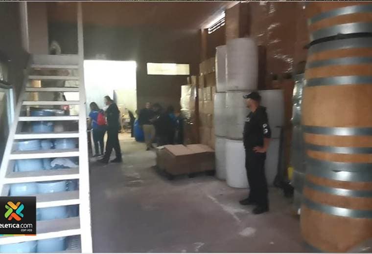 Autoridades allanan fabrica de licores
