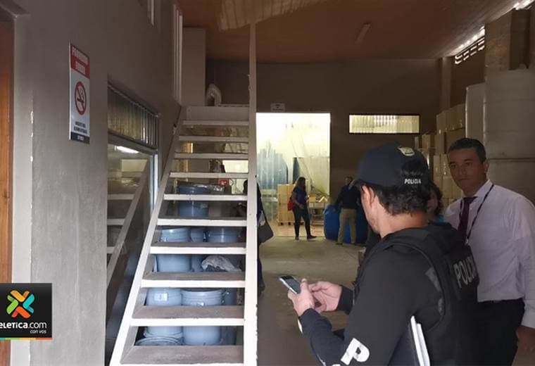Autoridades allanan fabrica de licores