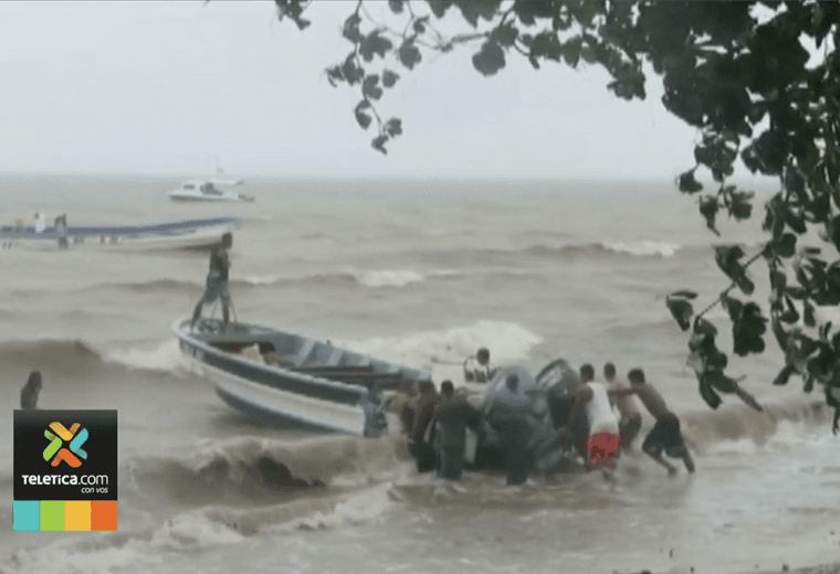Fuertes vientos que azotan al país generan olas fuertes en Limón y en el Pacífico Norte
