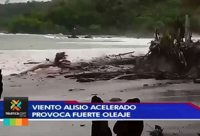 Fuertes vientos que azotan al país generan olas fuertes en Limón y en el Pacífico Norte