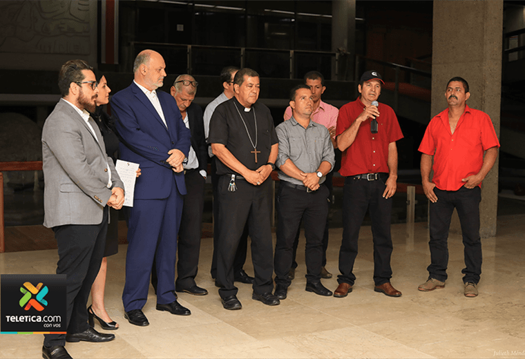 Acuerdo entre Gobierno y representantes de la Unión de Transportistas de  Carga_Casa Presidencial