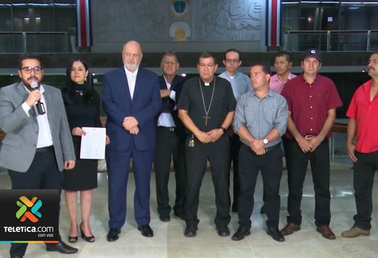 Gobierno y transportistas llegan a acuerdo y levantan bloqueos en el país