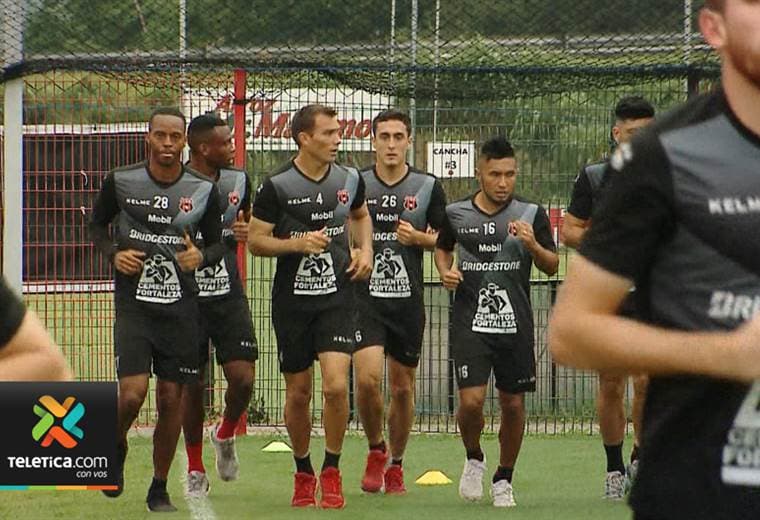 Siete jugadores podrían debutar en el clásico sin colores este domingo
