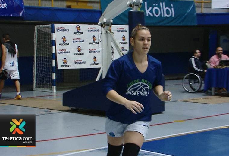 Joven de 19 años sacrifica sus vacaciones para estar en el baloncesto de los Juegos Nacionales