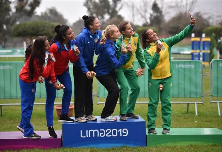 Las representantes de EE.UU., Cuba y Brasil posan para un selfie en la premiación del pentatlón moderno | AFP