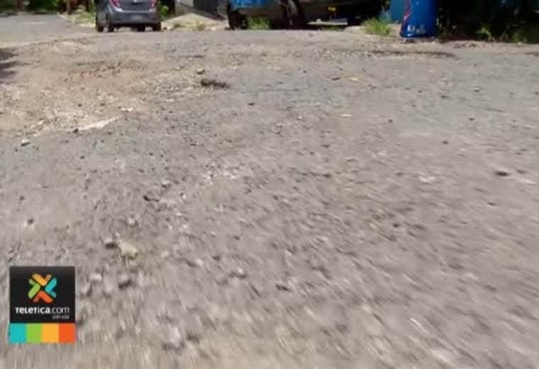 Vecinos de La Aurora de Alajuelita denuncian que calle de la comunidad está en pésimas condiciones