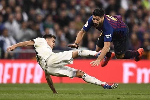 Sergio Reguilón elude la marca de Luis Suárez | AFP