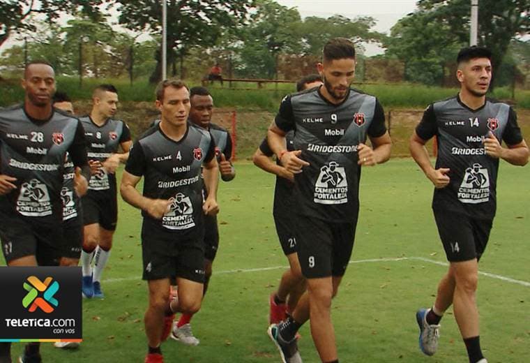 Andrés Carevic analizaría colocar hasta tres delanteros en Alajuelense