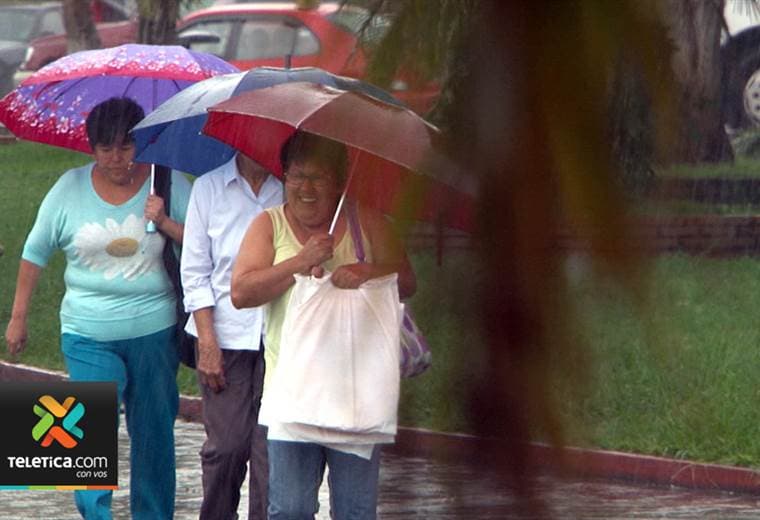 Semana inicia con intensas lluvias tras el paso de nueva onda tropical