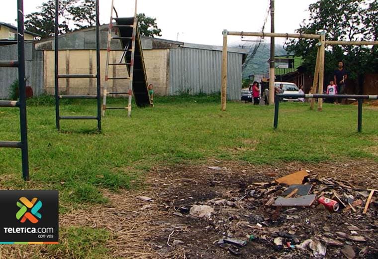 Parque infantil ubicado en La Capri de Desamparados se encuentra en pésimo estado