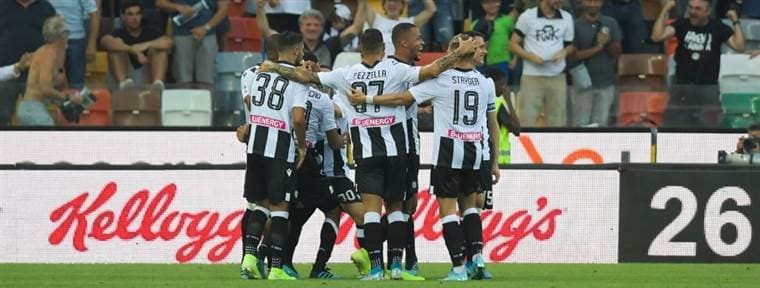 Udinenese celebró ante el Milan. AFP