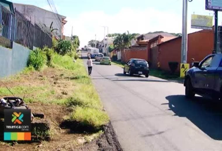Vecinos de Santo Domingo de Heredia están molestos por colocación de postes que complica transitar