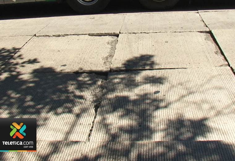 Una vez más la calle del Paseo de los Damas en San José está en mal estado