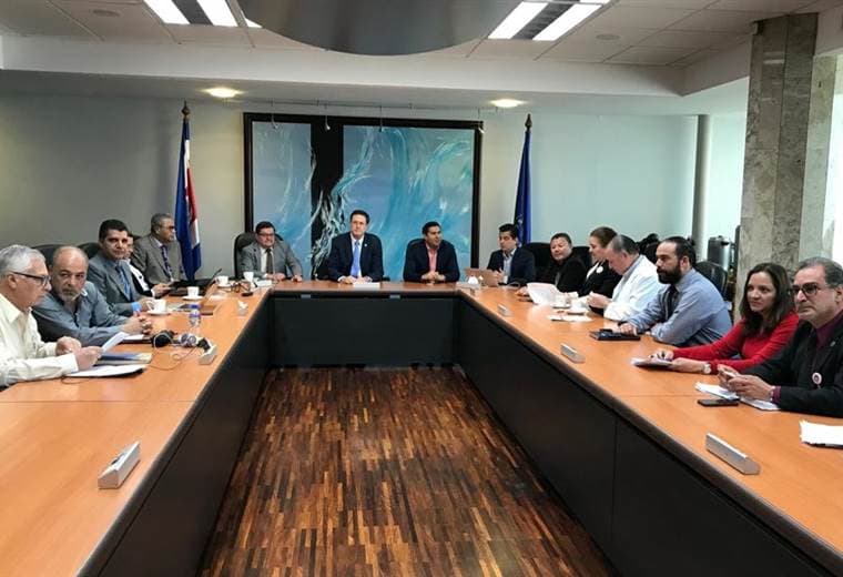 Reunión entre sindicatos, CCSS y Gobierno.