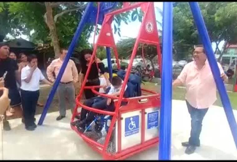 Columpio para personas en silla de ruedas es la sensación en remozado parque inclusivo de Parrita