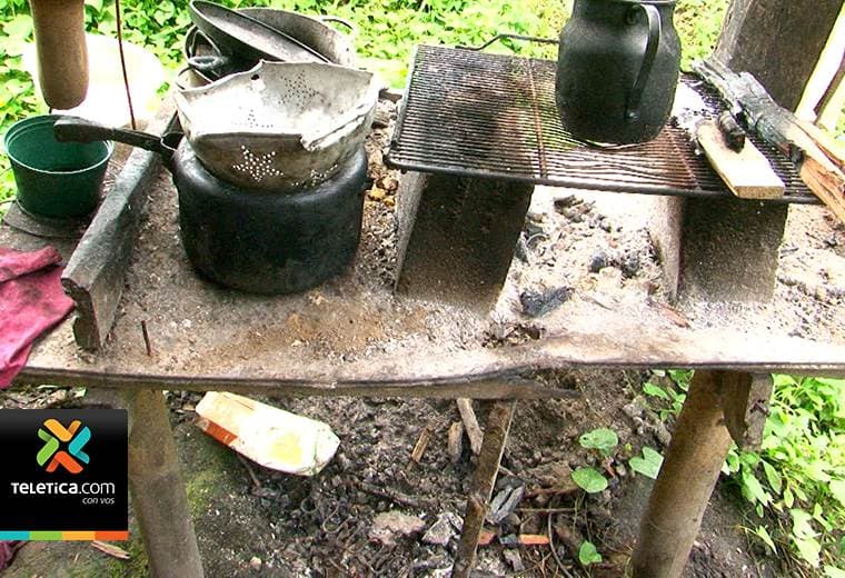 Familia limonense que vive en chanchera abandonada requiere de su ayuda