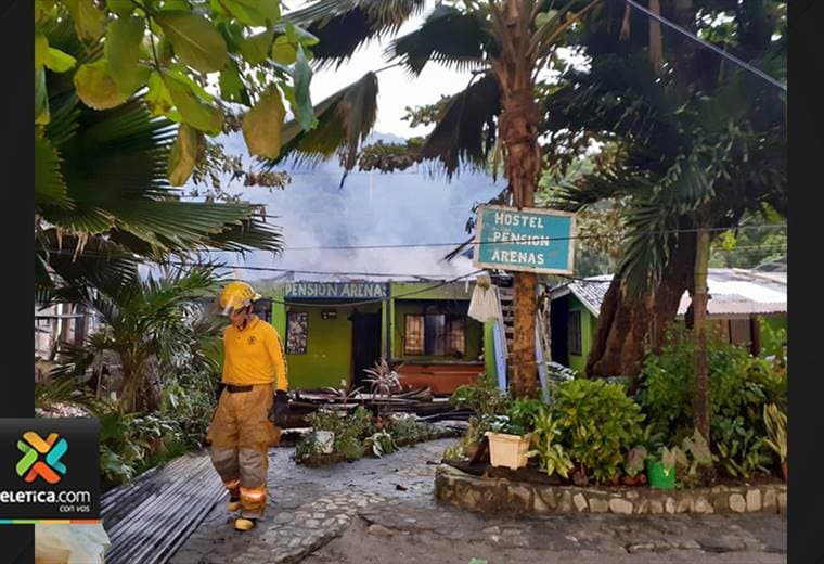 Fuego consumió por completo un hotel en Montezuma de Puntarenas