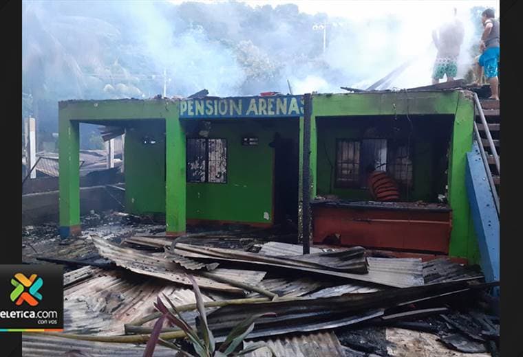 Fuego consumió por completo un hotel en Montezuma de Puntarenas