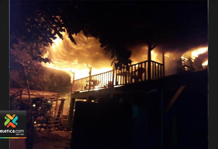 Fuego consumió por completo un hotel en Montezuma de Puntarenas