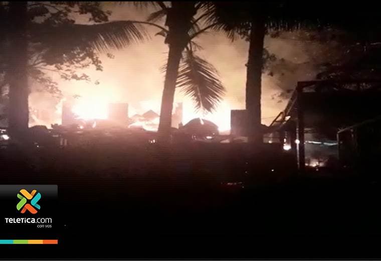 Fuego consumió por completo un hotel en Montezuma de Puntarenas