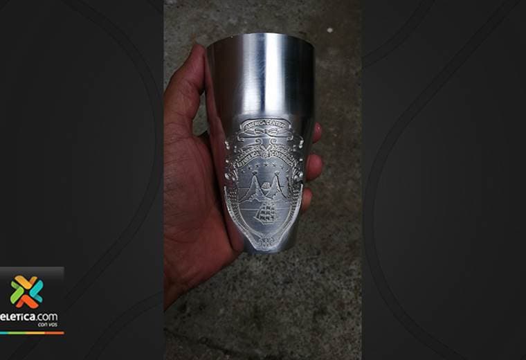 Estudiantes de Desamparados diseñaron y construyeron antorcha de la libertad