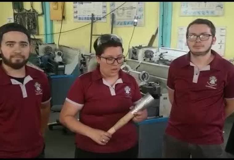 Estudiantes de Desamparados diseñaron y construyeron antorcha de la libertad