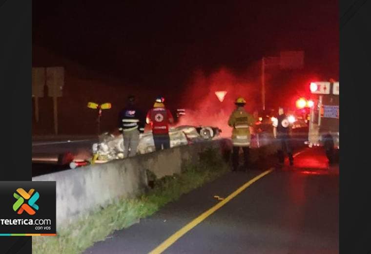 Video: Dos personas fallecidas tras vuelco e incendio de vehículo liviano en la ruta 27