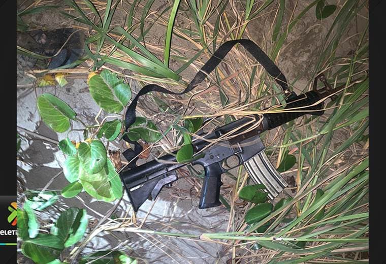 Enfrentamiento armado entre policías y personas que custodiaban droga en lancha deja un fallecido