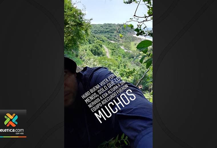 Ciudadanos rescatan dos perros en peligro en la cima de una montaña en Puntarenas