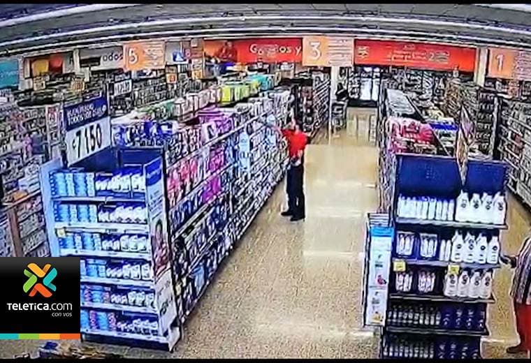 Policía que estaba en su día libre detuvo hombre que estaba robando desodorantes en un supermercado