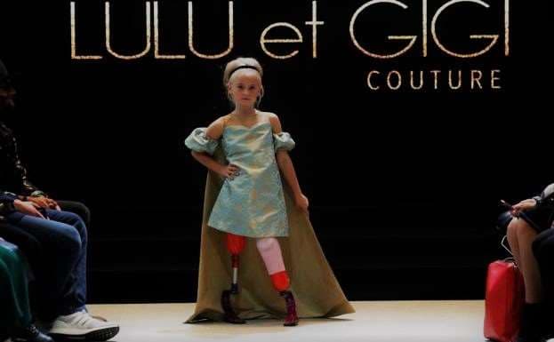 Niña británica Daisy-May Demetre desfiló en París