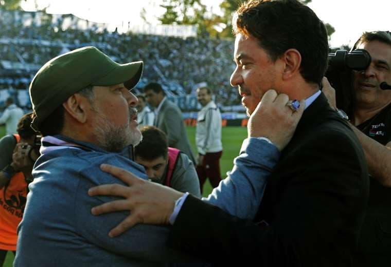 Diego Maradona y Marcelo Gallardo se saludan previo al juego entre ambos en la Superliga argentina | AFP