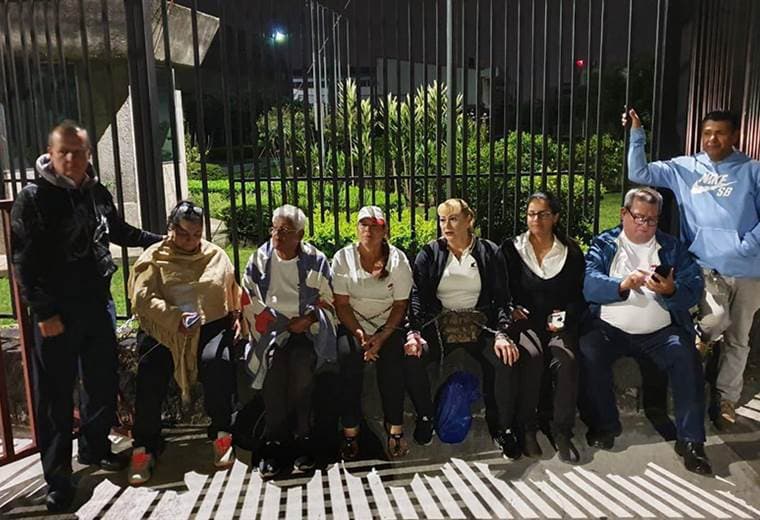 Taxistas se encadenan a Casa Presidencial