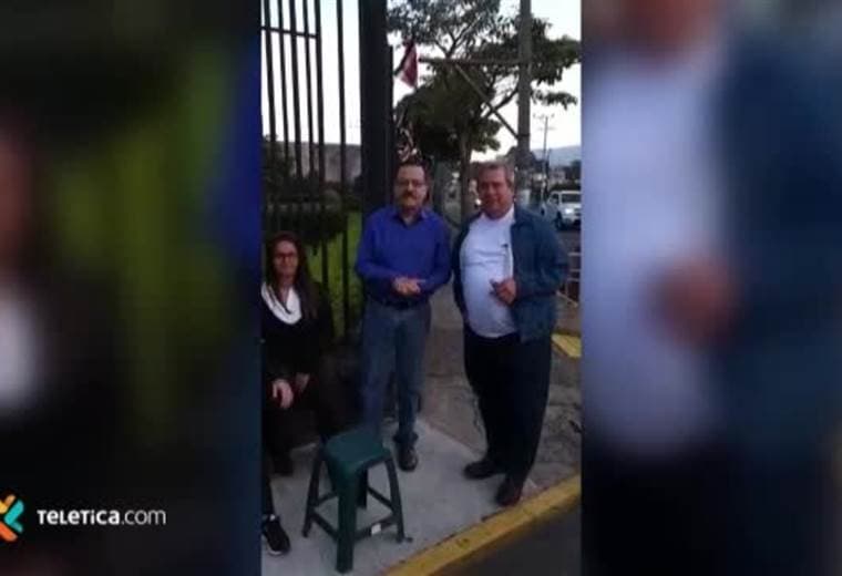 Taxistas se encadenan a Casa Presidencial