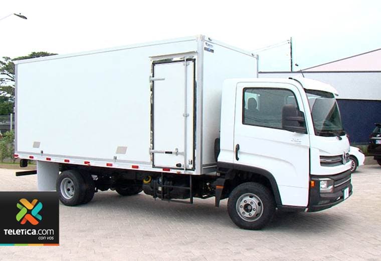 Un moderno camión es amigable con el ambiente y expulsa vapor de agua en vez de humo