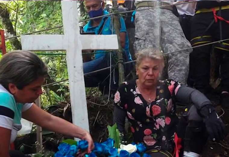 Familia de Allison realizó homenaje a la joven en botadero