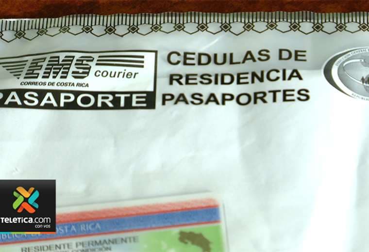 Cédulas de residencia y pasaportes. Foto de archivo