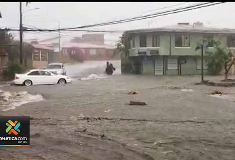Lluvias de inicio de semana dejan inundaciones, saturación de alcantarillas y caída de árboles