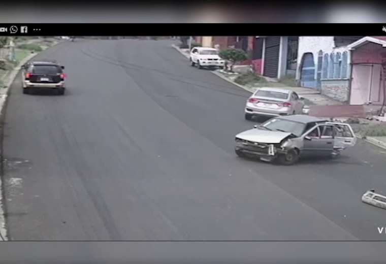 Video: Hombre se salva de milagro luego de que carro colisionara contra su vivienda